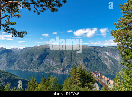 L'Aurlandsfjord Stegastein vue surplombant sur la route de comté 243, Aurland, Sogn og Fjordane, Norvège Banque D'Images