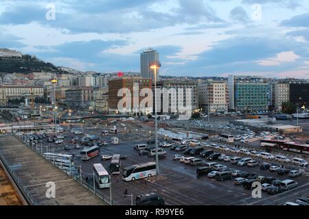 Naples, Italie - 23 octobre 2018 : Tôt le matin vue de Naples port et la ville d'un navire de croisière amarré. Banque D'Images