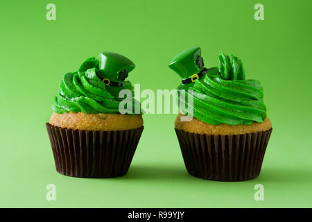 Le jour de rue Patrick cupcake sur fond vert. Copyspace Banque D'Images