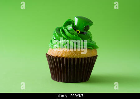 Le jour de rue Patrick cupcake sur fond vert. Banque D'Images