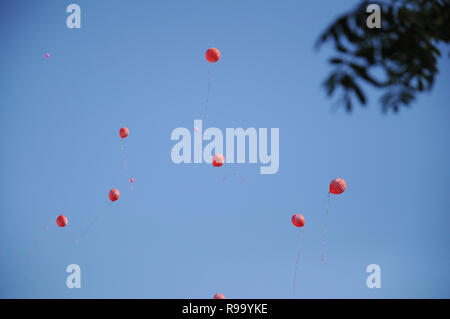 Kovrov, la Russie. 9 mai 2014. La célébration du Jour de la victoire à la place de la victoire. Le lancement de ballons Banque D'Images