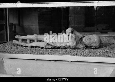 Une plâtrée de la demeure d'un enfant montrant leur poste au moment de la mort, sur le site archéologique de la ville antique de Pompéi. Banque D'Images