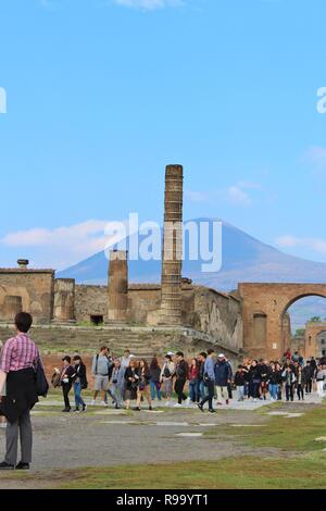 Pompéi, Italie - 23 octobre 2018 : les touristes explorer les ruines de l'ancienne ville romaine de Pompéi, avec le Mont Vésuve en arrière-plan Banque D'Images