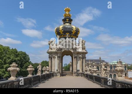 Vue de la porte de la Couronne (Kronentor) dans la cour du Zwinger, le palais royal XVII siècle à Dresde, Allemagne. Banque D'Images