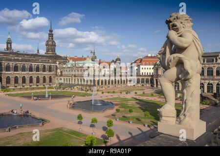 Vue panoramique du Palais Zwinger (Der Dresdner Zwinger) et le château, une partie du cœur historique de Dresde, Allemagne. Banque D'Images