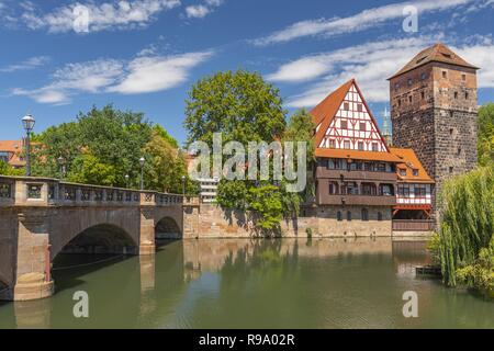 Voir l'historique de la cave ou Weinstadel, water tower et Hangmans façon ou Henkersteg à côté de la rivière Pegnitz à Nuremberg, Allemagne. Banque D'Images