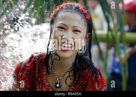 La Fête de l'eau de la communauté Rakhain ethniques est une partie de leur fête du Nouvel An. Les jeunes garçons et filles de l'eau à jeter les uns les autres au cours de cette Banque D'Images