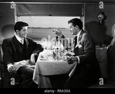 Titre original : STRANGERS ON A TRAIN. Titre en anglais : ÉTRANGERS SUR UN TRAIN. Année : 1951. Réalisateur : Alfred Hitchcock. Stars : ROBERT WALKER ; Farley Granger. Credit : Warner Brothers / Album Banque D'Images