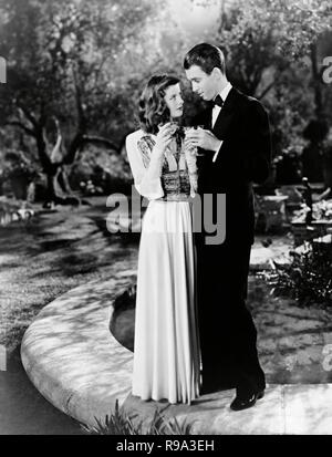 Titre du film original : The Philadelphia Story. Titre en anglais : The Philadelphia Story. Année : 1940. Réalisateur : GEORGE CUKOR. Stars : James Stewart ; Katharine Hepburn. Credit : M.G.M / Album Banque D'Images