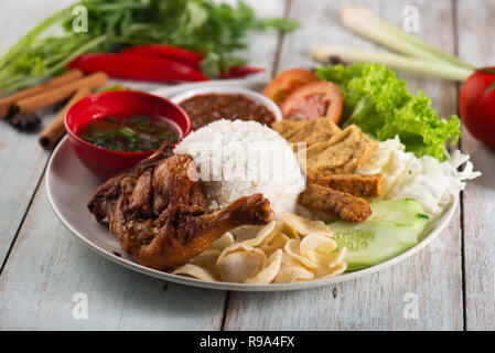 Nasi Campur Ayam Betutu. Banque D'Images