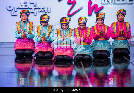 Des danseurs indonésiens qui dansent le traditionnel Ratoh Jrooe au festival de danse Mask à Andong, en Corée du Sud Banque D'Images