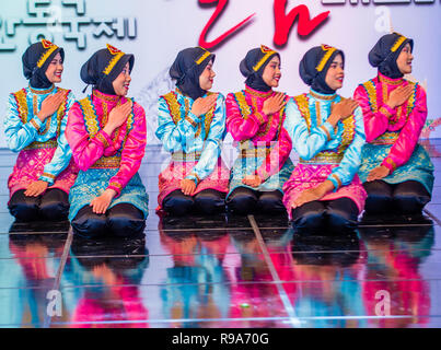 Des danseurs indonésiens qui dansent le traditionnel Ratoh Jrooe au festival de danse Mask à Andong, en Corée du Sud Banque D'Images