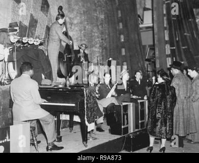 Portrait of Count Basie, Ray Bauduc, Bob Haggart, Harry Edison, Herschel Evans, Eddie Miller, Lester Young, Matty Matlock, June Richmond, et Bob Crosby au Théâtre Howard, Washington, D.C., ca. 1941. Banque D'Images