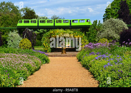 Dans les jardins d'exécution monorail à Beaulieu National Motor Museum, Palace House and Gardens, New Forest, Hampshire, Royaume-Uni Banque D'Images