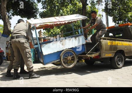 Madiun, Indonésie. Dec 19, 2018. Le personnel combiné composé de l'unité de police du Service civil (Satpol PP) de la ville de Madiun assisté par le personnel de l'armée nationale indonésienne et la République d'Indonésie Police nationale avait effectué des raids pour le trottoir swords [K5], qui ont été considérées à violer la réglementation régionale [Perda] et [Règlement] Perwalkot Maire Ville Madiun. Credit : Ajun Ally/Pacific Press/Alamy Live News Banque D'Images