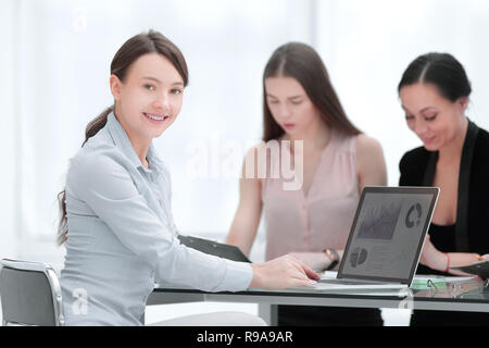 Jeune femme d'affaires travaillant avec des données marketing in office Banque D'Images