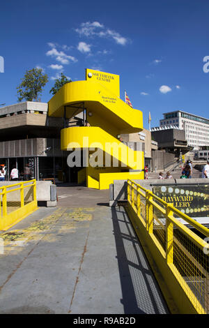 Londres, Angleterre - le 15 juillet 2018. Escalier jaune sur Southbank, Londres, Angleterre, le 15 juillet 2018. Banque D'Images