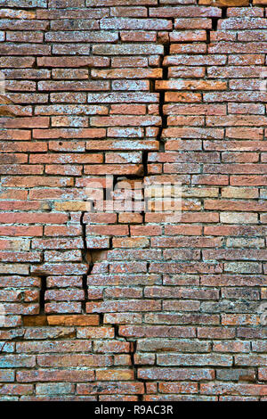 Mur de brique fissurée. Fente profonde dans un mur de briques Banque D'Images