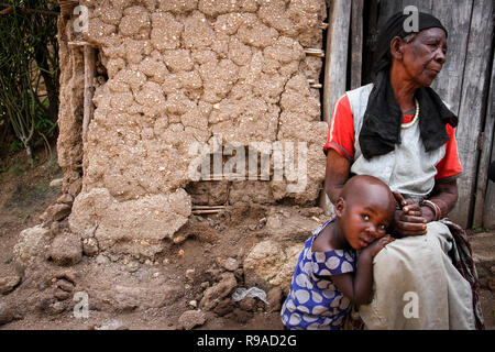 Le District de Ruhango, Rwanda. Apr 30, 2014. Zula Karuhimbi vu avec un enfant qu'elle prenait soin de, elle a sauvé la vie à des dizaines de Tutsis dans le génocide rwandais, en faisant semblant d'être une sorcière pour effrayer des génocidaires Hutus. Sur la photo à l'extérieur de sa maison, elle est décédée en décembre 2018. Credit : Sally Hayden/SOPA Images/ZUMA/Alamy Fil Live News Banque D'Images