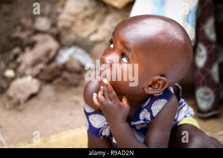 Le District de Ruhango, Rwanda. Apr 30, 2014. Un enfant adopté par Zula Karuhimbi vu à côté de sa maison, une femme rwandaise qui a sauvé la vie à des dizaines de Tutsis dans le génocide rwandais, en faisant semblant d'être une sorcière pour effrayer des génocidaires Hutus. Elle est décédée en décembre 2018. Credit : Sally Hayden/SOPA Images/ZUMA/Alamy Fil Live News Banque D'Images