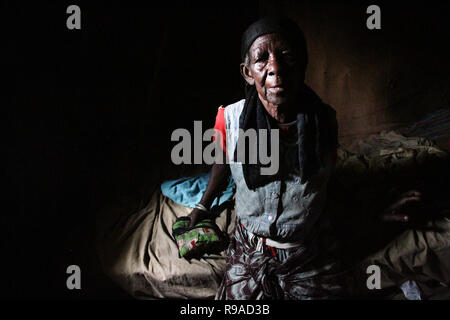 Le District de Ruhango, Rwanda. Apr 30, 2014. Zula Karuhimbi vu dans sa chambre. Elle a sauvé la vie à des dizaines de Tutsis pendant le génocide rwandais, en les cachant dans sa maison, y compris dans sa chambre. Elle a également prétendu être une sorcière pour effrayer des génocidaires Hutus. Elle est décédée en décembre 2018. Credit : Sally Hayden/SOPA Images/ZUMA/Alamy Fil Live News Banque D'Images