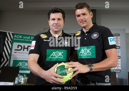 21 décembre 2018, Berlin : Alexander Haase (l), co-formateur, et Christian Prokop, l'entraîneur national, lors d'une conférence de presse. Le Championnat du Monde de handball aura lieu du 10 au 27 janvier 2019 en Allemagne et au Danemark. Photo : Jörg Carstensen/dpa Banque D'Images