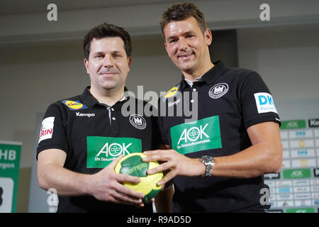 21 décembre 2018, Berlin : Alexander Haase (l), co-formateur, et Christian Prokop, l'entraîneur national, lors d'une conférence de presse. Le Championnat du Monde de handball aura lieu du 10 au 27 janvier 2019 en Allemagne et au Danemark. Photo : Jörg Carstensen/dpa Banque D'Images