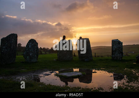 , Drombeg Glandore, Cork, Irlande. 21 décembre. En 2018. Louis O' Driscoll, Clonakilty et Paul Grimes, Bandon observant le lever du soleil lors du solstice d'hiver à l'extérieur du cercle de pierres de Drombeg Glandore, comté de Cork, Irlande. Banque D'Images