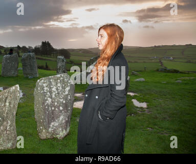 , Drombeg Glandore, Cork, Irlande. 21 décembre. En 2018. Aisling O'Neill de Skibbereen observant le lever du soleil lors du solstice d'hiver à l'extérieur du cercle de pierres de Drombeg Glandore, comté de Cork, Irlande. Banque D'Images