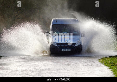 Selmeston, East Sussex, UK. Dec 21, 2018. Négocie le trafic des routes inondées dans l'East Sussex après de fortes pluies récentes, East Sussex. Crédit : Peter Cripps/Alamy Live News Banque D'Images