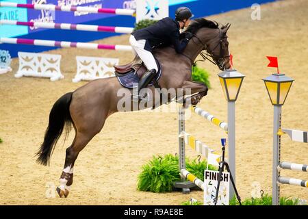 Olympia, Londres, Royaume-Uni. 21 Décembre, 2018. Gagnant. Robert Murphy équitation Newbridge Chablis. GBR. La conception de Voltaire sous 25 Championnat Britannique finale. Concours hippique. Olympia. La London International Horse Show. Londres. UK. 21/12/2018. Credit : Sport en images/Alamy Live News Banque D'Images