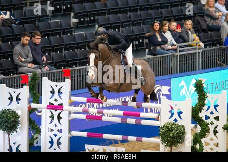 Olympia, Londres, Royaume-Uni. 21 Décembre, 2018. Gagnant. Robert Murphy équitation Newbridge Chablis. GBR. La conception de Voltaire sous 25 Championnat Britannique finale. Concours hippique. Olympia. La London International Horse Show. Londres. UK. 21/12/2018. Credit : Sport en images/Alamy Live News Banque D'Images