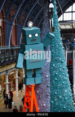 St Pancras Station, London, UK. 21 décembre 2108. Un robot géant sur un escabeau à la Tiffany & Co arbre dans St Pancras ststion. Crédit : Matthieu Chattle/Alamy Live News Banque D'Images