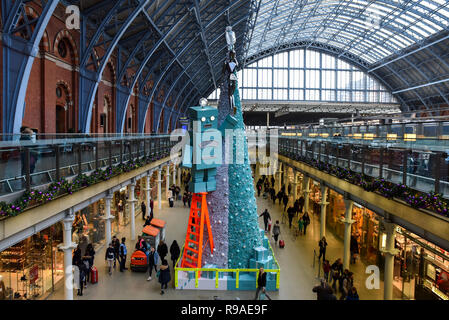 St Pancras Station, London, UK. 21 décembre 2108. Un robot géant sur un escabeau à la Tiffany & Co arbre dans St Pancras ststion. Crédit : Matthieu Chattle/Alamy Live News Banque D'Images