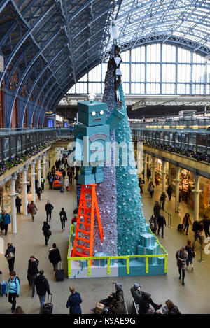 St Pancras Station, London, UK. 21 décembre 2108. Un robot géant sur un escabeau à la Tiffany & Co arbre dans St Pancras ststion. Crédit : Matthieu Chattle/Alamy Live News Banque D'Images