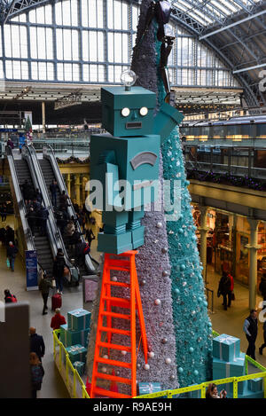 St Pancras Station, London, UK. 21 décembre 2108. Un robot géant sur un escabeau à la Tiffany & Co arbre dans St Pancras ststion. Crédit : Matthieu Chattle/Alamy Live News Banque D'Images