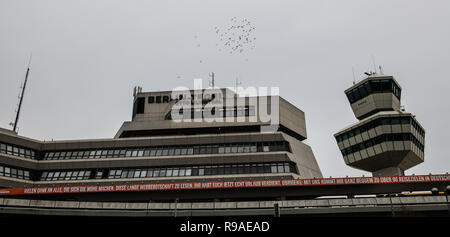 Berlin, Allemagne. Dec 21, 2018. Des oiseaux volent au-dessus du bâtiment principal de l'aéroport de Tegel. Crédit : Paul Zinken/dpa/Alamy Live News Banque D'Images