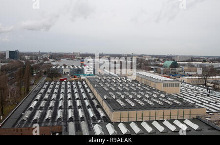 Berlin, Allemagne. Dec 21, 2018. La fumée monte d'une cheminée à Siemensstadt pas loin d'un bâtiment de l'usine Siemens. Crédit : Paul Zinken/dpa/Alamy Live News Banque D'Images