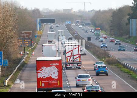 Ashford, Kent, Royaume-Uni. 21 décembre 2018. De grands volumes de trafic autour d'Ashford dans le Kent sur l'autoroute M20, car les voitures et les camions se dirigent vers le sud en direction de Douvres. © Paul Lawrenson 2018, photo : Paul Lawrenson / Alay Live News Banque D'Images