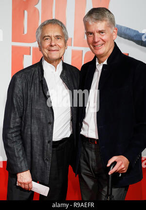 Hambourg, Allemagne. 29 Juin, 2017. John Neumeier (l), Directeur de la Ballet de Hambourg, et son partenaire, Hermann Reichenspurner, Directeur du Centre du Cœur de l'Hôpital universitaire de l'Université Eppendorf (UKE), venez à la première de la comédie musicale "Billy Elliot" en plus ! Le théâtre. Neumeier et son partenaire de vie Reichenspurner s'est mariée sur 21.12.2018 à Hambourg l'Hôtel de Ville. (Dpa 'étoile de Ballet chorégraphe John Neumeier se marie avec 79' à partir de 21.12.2018) Crédit : Georg Wendt/dpa/Alamy Live News Banque D'Images