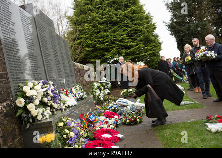 De Lockerbie, en Écosse, au Royaume-Uni. 21 Décembre, 2018. Joan McAlpine MSP déposant une gerbe. 30e anniversaire de l'attentat de Lockerbie de gerbe dans le jardin du Souvenir au Cimetière Dryfesdale, Lockerbie, Écosse, Royaume-Uni crédit : Allan Devlin/Alamy Live News Banque D'Images