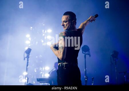 11 janvier 2018 - Le British rock pop synthé et groupe Depeche Mode en direct sur leur esprit Global Tour à l'Arène Barclaycard à Hambourg. Chanteur et frontman Dave Gahan jouit du spectacle. | le 11 janvier 2018 - Colombie Britannique respectivement Synth-Rock Syntie-Pop Band Depeche Mode en direct sur l'Esprit Global Tour à l'Arène Barclaycard à Hambourg, Allemagne. Singer et Dave Gahan jouit du spectacle. Dans le monde d'utilisation | Banque D'Images