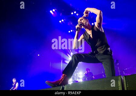 11 janvier 2018 - Le British rock pop synthé et groupe Depeche Mode en direct sur leur esprit Global Tour à l'Arène Barclaycard à Hambourg. Chanteur et frontman Dave Gahan jouit du spectacle. | le 11 janvier 2018 - Colombie Britannique respectivement Synth-Rock Syntie-Pop Band Depeche Mode en direct sur l'Esprit Global Tour à l'Arène Barclaycard à Hambourg, Allemagne. Singer et Dave Gahan jouit du spectacle. Dans le monde d'utilisation | Banque D'Images