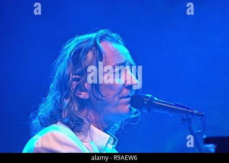 04. Août 2017 - Roger Hodgson et Charles Roger Pomfret Hodgson, withbegrunder, ancien leader, chanteur et auteur-compositeur du groupe de rock/pop britannique Supertramp lors de son concert à Holstenhalle dans Neumunster 1. Le concert a été le cadre de la "Breakfast in America" World Tour, organisé par le Festival de musique de Schleswig-Holstein. | Août, le 4e, 2017 - Roger Hodgson aka Charles Roger Pomfret Hodgson, fondateur, leader avant, chanteur et auteur-compositeur du groupe de rock/pop britannique Supertramp à son concert à la Holstenhalle Neumünster en 1, l'Allemagne. Le spectacle est dans le contexte de la Breakfast in America worl Banque D'Images