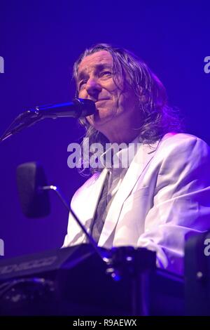04. Août 2017 - Roger Hodgson et Charles Roger Pomfret Hodgson, withbegrunder, ancien leader, chanteur et auteur-compositeur du groupe de rock/pop britannique Supertramp lors de son concert à Holstenhalle dans Neumunster 1. Le concert a été le cadre de la "Breakfast in America" World Tour, organisé par le Festival de musique de Schleswig-Holstein. | Août, le 4e, 2017 - Roger Hodgson aka Charles Roger Pomfret Hodgson, fondateur, leader avant, chanteur et auteur-compositeur du groupe de rock/pop britannique Supertramp à son concert à la Holstenhalle Neumünster en 1, l'Allemagne. Le spectacle est dans le contexte de la Breakfast in America worl Banque D'Images