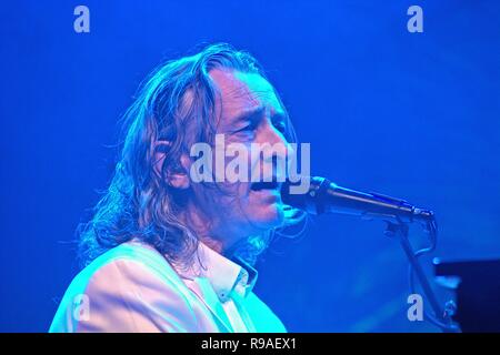 04. Août 2017 - Roger Hodgson et Charles Roger Pomfret Hodgson, withbegrunder, ancien leader, chanteur et auteur-compositeur du groupe de rock/pop britannique Supertramp lors de son concert à Holstenhalle dans Neumunster 1. Le concert a été le cadre de la "Breakfast in America" World Tour, organisé par le Festival de musique de Schleswig-Holstein. | Août, le 4e, 2017 - Roger Hodgson aka Charles Roger Pomfret Hodgson, fondateur, leader avant, chanteur et auteur-compositeur du groupe de rock/pop britannique Supertramp à son concert à la Holstenhalle Neumünster en 1, l'Allemagne. Le spectacle est dans le contexte de la Breakfast in America worl Banque D'Images