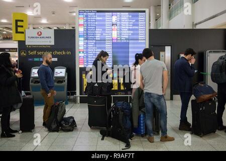 Londres, Royaume-Uni. Dec 21, 2018. Photos prises le 21 décembre 2018 montre une vue générale de la salle des départs au terminal sud de l'aéroport de Gatwick, où de grandes files d'attente ont formé après l'aéroport de drones a causé l'arrêt pendant plus d'une journée à Londres, Grande-Bretagne. Militaire britannique a été appelé dans le jeudi pour fournir une assistance à la police plus de drone Gatwick, qui est la perturbation aurait laissé des milliers de vacanciers de Noël pour faire face à "plusieurs jours de problèmes à l'aéroport de Londres. Crédit : Joe Newman/Xinhua/Alamy Live News Banque D'Images