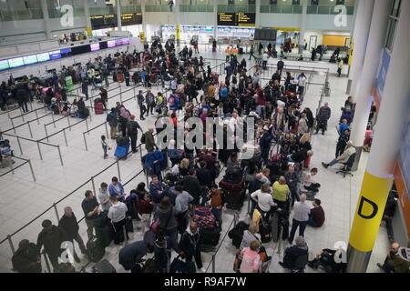 Londres, Royaume-Uni. Dec 21, 2018. Photos prises le 21 décembre 2018 montre une vue générale de la salle des départs au terminal sud de l'aéroport de Gatwick, où de grandes files d'attente ont formé après l'aéroport de drones a causé l'arrêt pendant plus d'une journée à Londres, Grande-Bretagne. Militaire britannique a été appelé dans le jeudi pour fournir une assistance à la police plus de drone Gatwick, qui est la perturbation aurait laissé des milliers de vacanciers de Noël pour faire face à "plusieurs jours de problèmes à l'aéroport de Londres. Crédit : Joe Newman/Xinhua/Alamy Live News Banque D'Images