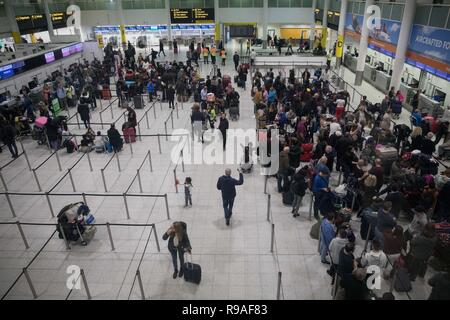 Londres, Royaume-Uni. Dec 21, 2018. Photos prises le 21 décembre 2018 montre une vue générale de la salle des départs au terminal sud de l'aéroport de Gatwick, où de grandes files d'attente ont formé après l'aéroport de drones a causé l'arrêt pendant plus d'une journée à Londres, Grande-Bretagne. Militaire britannique a été appelé dans le jeudi pour fournir une assistance à la police plus de drone Gatwick, qui est la perturbation aurait laissé des milliers de vacanciers de Noël pour faire face à "plusieurs jours de problèmes à l'aéroport de Londres. Crédit : Joe Newman/Xinhua/Alamy Live News Banque D'Images