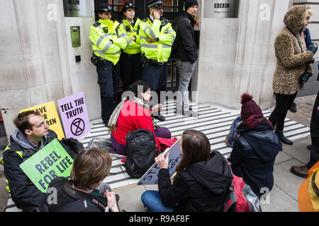 Londres, Royaume-Uni. 21 Décembre, 2018. Les défenseurs de l'extinction de l'étape de la rébellion d'une manifestation devant les locaux de la BBC pour protester contre le manque de couverture de la crise des changements climatiques. Credit : Mark Kerrison/Alamy Live News Banque D'Images